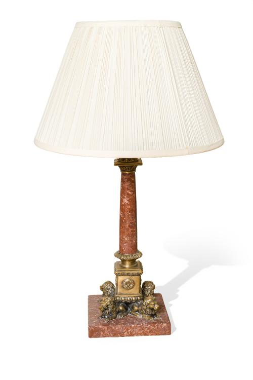 Lámpara de sobremesa  con fuste de columna en mármol rojo v