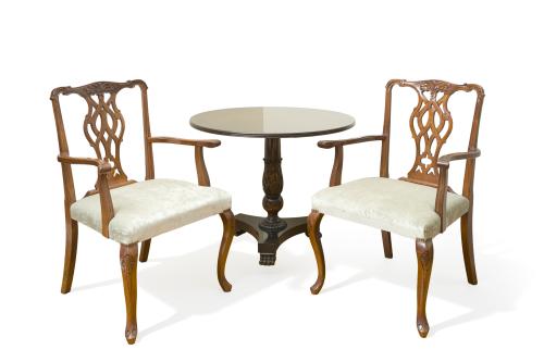 8   -  <p><span class="object_title">Lote formado por: pareja de butacas de estilo Chippendale en madera de caoba con patas cabriolé terminadas en garra sobre bola; y mesa de estilo inglés con pie de jarrón en madera tallada con decoración vegetal sobre base triangular rematada en garras. </span><br></p>