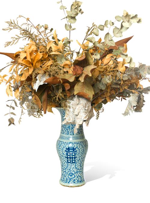 7   -  <p><span class="object_title">Jarrón en porcelana china azul y blanca. S. XX.<br/>Decoración vegetal, flora y epigráfica.</span><br></p>