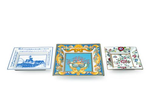 142   -  <p><span class="object_title">Lote formado por tres ceniceros en porcelana esmaltada y vidriada. Uno de ellos Versace. </span><br></p>
