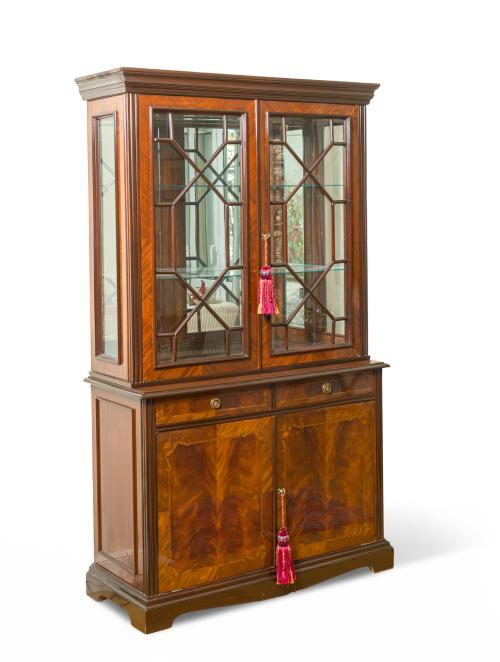 Mueble vitrina de estilo inglés.