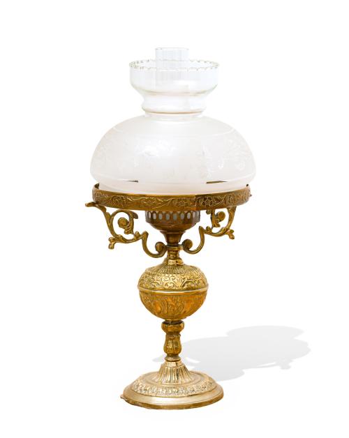 Lámpara quinqué de sobremesa en bronce dorado con pantalla 