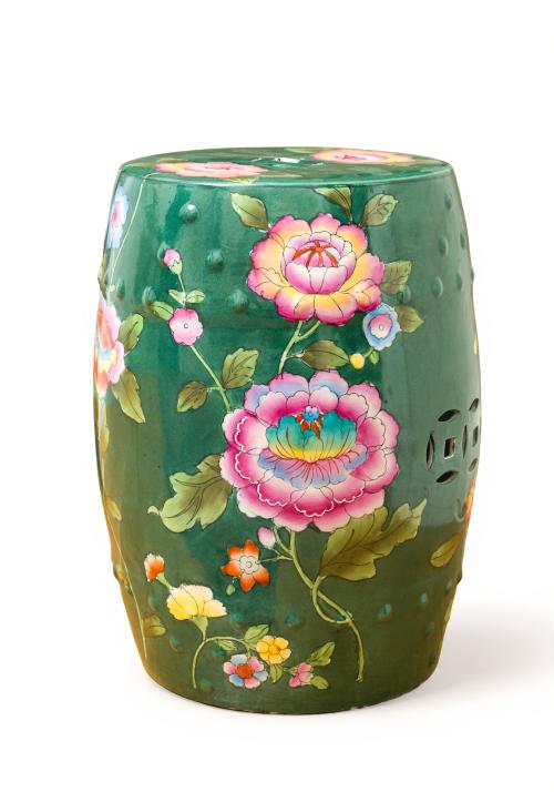 43   -  <p><span class="object_title">Taburete de estilo oriental en porcelana esmaltada con decoración de peonías y flores sobre fondo verde. </span><br></p>