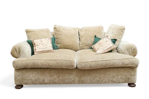 Sofá de dos plazas con tapicería en beige. 