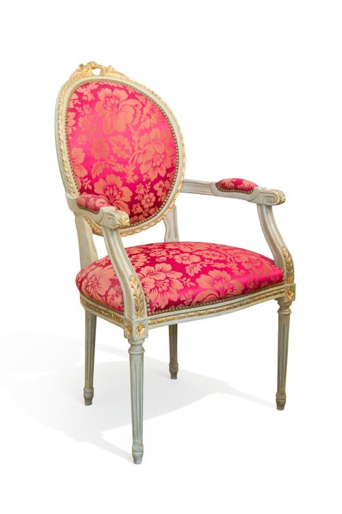 37   -  <p><span class="object_title">Juego de cuatro sillas y dos sillones estilo Luis XVI en madera tallada y pintada con detalles en dorado, rematadas por copete calado. </span><br></p>