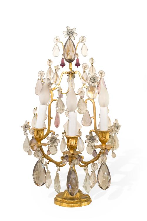 30   -  <p><span class="object_title">"Girandole" de tres luces en bronce dorado con decoración de gotas y flores de cristal incoloro y tonos granates. </span><br></p>