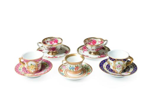 Colección formada por 20 tacitas con sus platitos en porcel