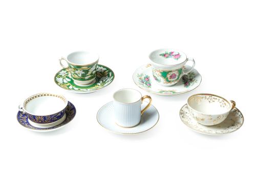 Colección formada por 20 tacitas con sus platitos en porcel