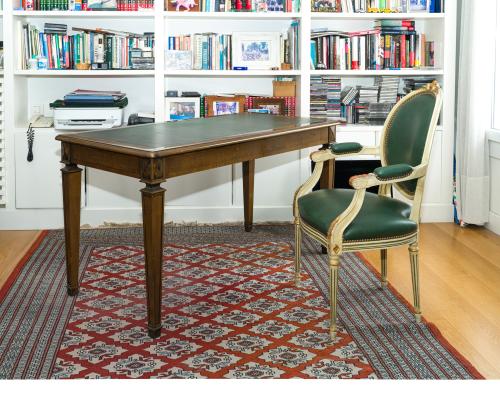 Lote formado por mesa escritorio de estilo neoclásico en ma