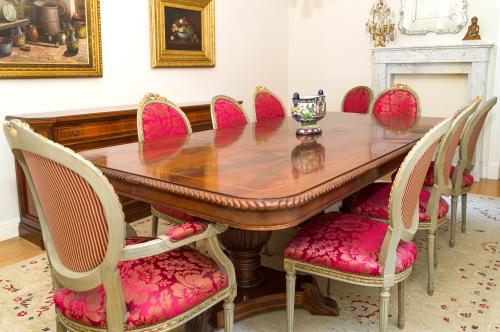 Gran mesa de comedor de estilo inglés en madera de palma de