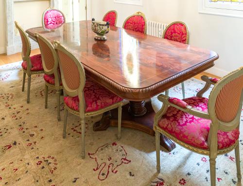 Gran mesa de comedor de estilo inglés en madera de palma de