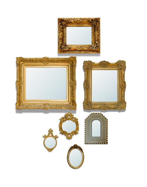 280   -  <p><span class="object_title">Decorativo lote de 9 marcos con espejo en madera tallada y dorada. Diferentes formas y decoración. </span><br></p>