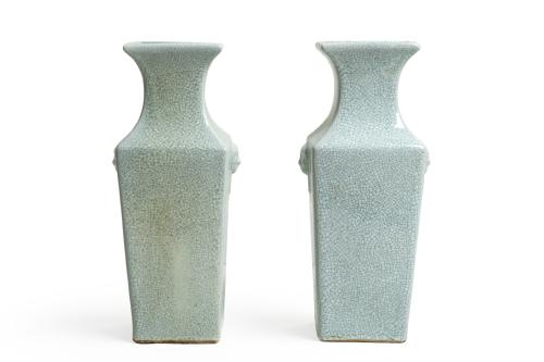 Pareja de jarrones orientales con craquelado tipo celadón. 
