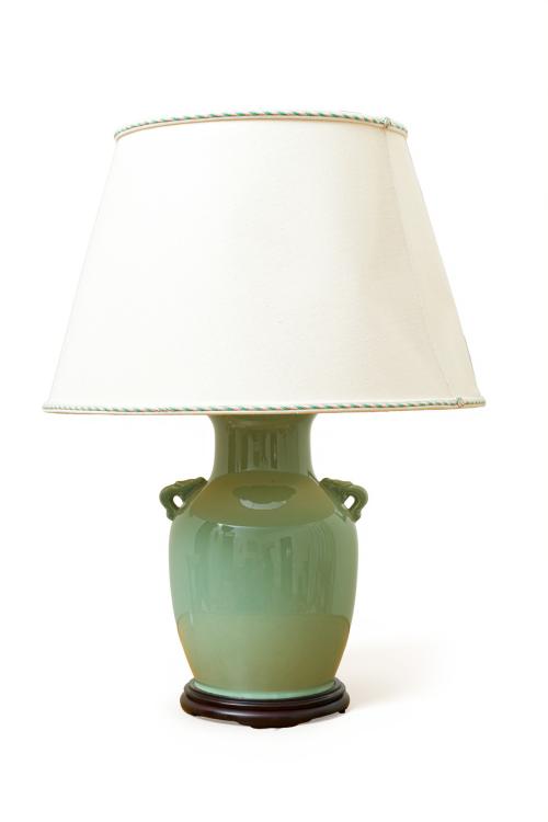 Lámpara de sobremesa en porcelana celadón. Sobre base de ma