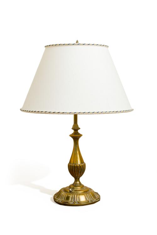 Lámpara de sobremesa con fuste de candelero en bronce dorad