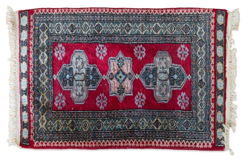 Lote de tres alfombras persas en lana para pies de cama. 