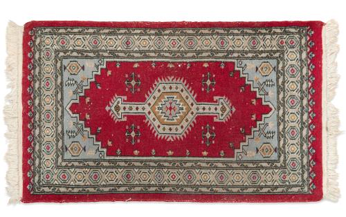 Lote de tres alfombras persas en lana para pies de cama. 