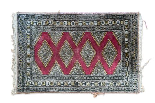 Lote de tres alfombras persas en lana para pies de cama. 