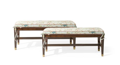 Pareja de elegantes bancos estilo Luis XVI en madera con ro