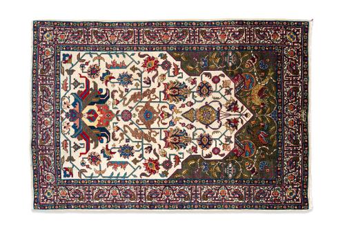459   -  <p><span class="object_title">Antigua alfombra persa Tabriz  con tintes naturales, ultimo cuarto S. XIX.<br/>Medallón poligonal en color crudo con decoración de motivos vegetales y animales fantásticos esqumatizados. Cenefa en beige con motivos vegetales y florales. <br/>Firmada por el Maestro Tuporis. <br/></span><br></p>
