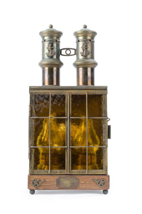 Antiguo farol de barco inglés, En latón dorado,  madera y