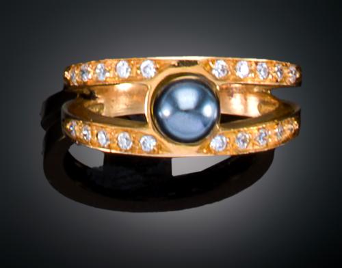 SORTIJA CON PERLA CULTIVADA DE TAHITÍ CON PIEDRAS INCOLORAS
