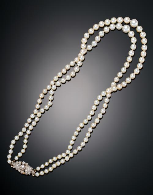 COLLAR CHOKER FORMADO POR PERLAS Y BROCHE CON DIAMANANTES E