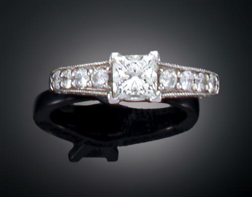 SORTIJA ESTILO SOLITARIO CON DIAMANTES EN ORO BLANCO DE 14 K