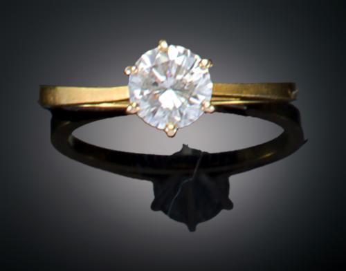 SORTIJA SOLITARIO CON DIAMANTE EN ORO AMARILLO DE 18 K 