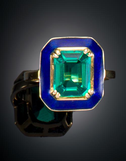 SORTIJA CON ESMALTE AZUL Y ESMERALDA SINTÉTICA EN ORO AMARI