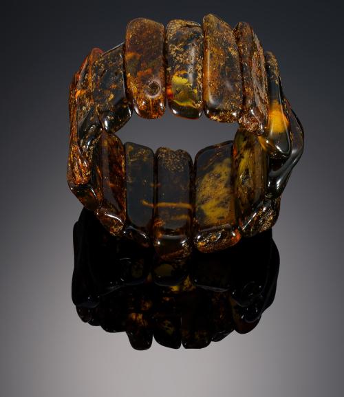 718   -  <p><span class="object_title">Brazalete de ámbar verde oscuro pulido </span></p>