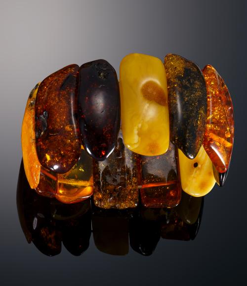 725   -  <p><span class="object_title">Brazalete  realizado con laminas de ámbar del Mar  Báltico </span></p>