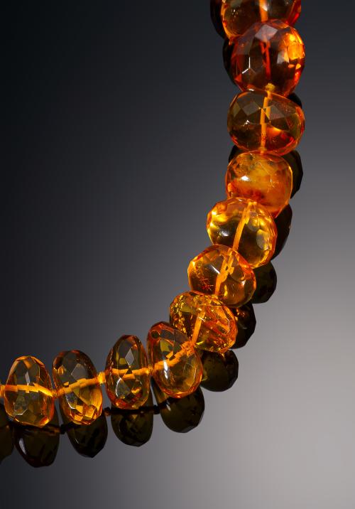 711   -  <p><span class="object_title">Collar de ámbar color coñac,con cuentas faceteadas .</span></p>