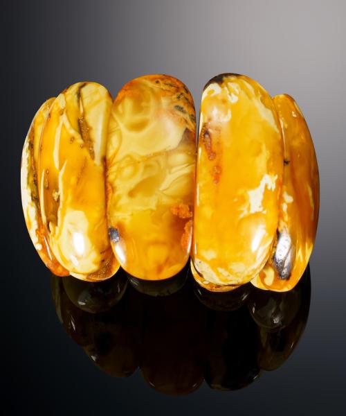 715   -  <p><span class="object_title">Brazalete de ámbar del Mar Báltico </span></p>