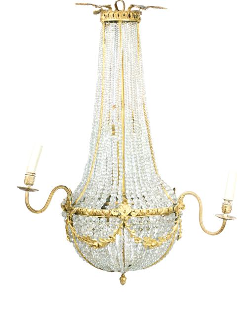 254   -  <p><span class="object_title">Lámpara de techo estilo Luis XVI <br/>En bronce dorado con  portavelas en bronce y guirnaldas de flores. Con decoración de cuentas de cristal facetadas. </span><br></p>