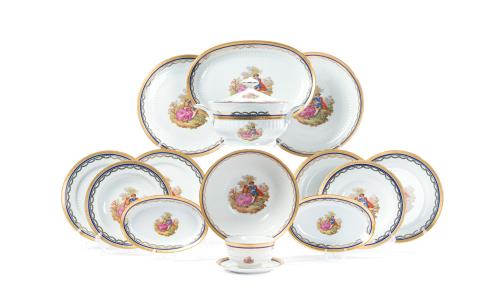 120   -  <p><span class="object_title">Vajilla en porcelana de Limoges, Francia  s. XX<br/>Con decoración esmaltada y dorada de escenas galantes inspiradas en la obra Fragonard. Filos en dorado y coronas de laurel entrelazadas. <br/>Con marcas. </span><br></p>