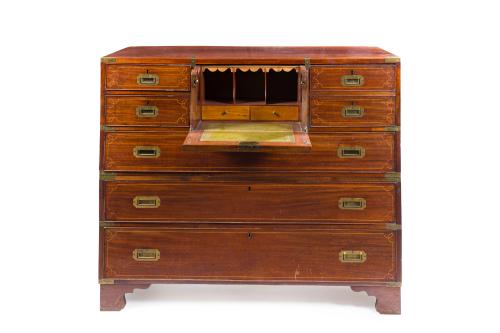 17   -  <p><span class="object_title">Cómoda escritorio de barco, Inglaterra c. 1900<br/>En madera de caoba con fileteado en limoncillo, remaches en latón dorado. Al frente en la parte superior cajon superior que guarda escritorio, flanqueado por dos cajones en cada uno de los lados y tres cajones inferiores. </span><br></p>