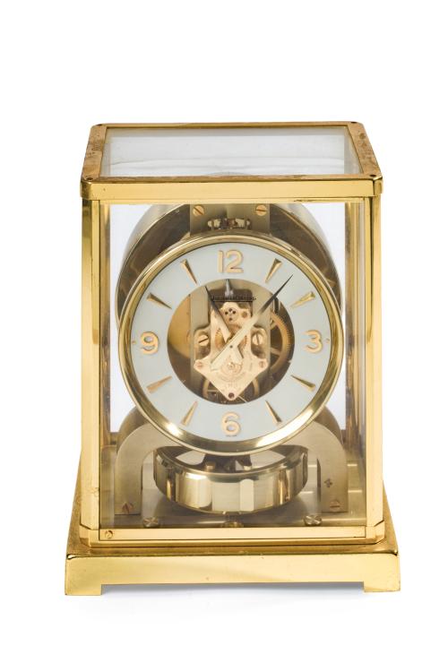 116   -  <p><span class="object_title">Reloj sobremesa de Atmos, Jaeger Lecoultre. <br/>En latón dorado y cristal. Esfera blanca con numeración mixta de índices y arábiga. <br/>En su estuche original. </span><br></p>