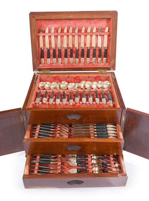 14   -  <p><span class="object_title">Cuberteria tailandesa con mango ebonizado y decoración de deidad relevada. <br/>Compuesta por: 15 tenedores de mesa, 12 cuchillos de mesa, 12 cucharas de sopa, 9 tenedores de pescado, 12 palas de pescado, 12 tenedores de postre, 12 cucharas de postre, 12 cucharillas de café.<br/>En su caja original. </span><br></p>