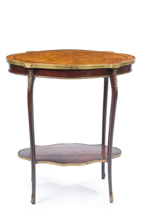 Mesita auxiliar estilo Luis XV, pp. s. XXEn madera con de