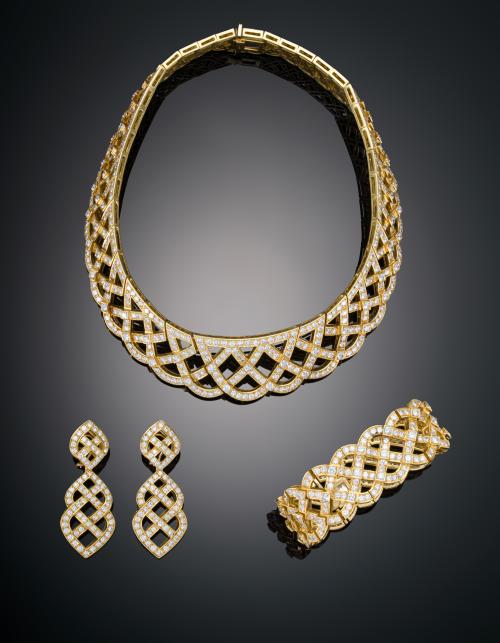 1045   -  <p><span class="object_title">ADEREZO FORMADO POR GARGANTILLA, BRAZALETE Y PENDIENTES CON DIAMANTES EN ORO AMARILLO DE 18 K</span></p>