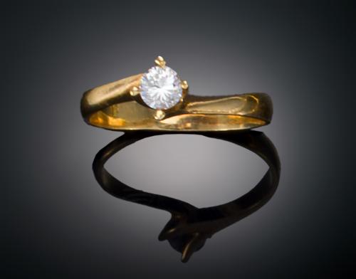 SORTIJA SOLITARIO CON DIAMANTE EN ORO AMARILLO DE 18 K