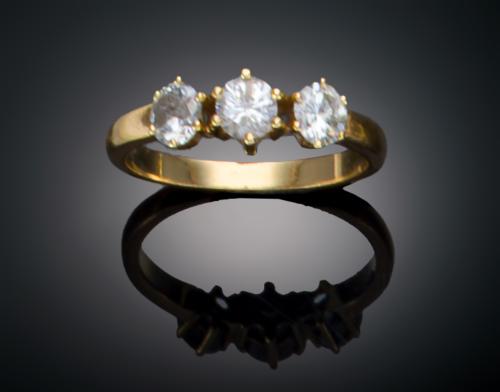 SORTIJA TRESILLO CON DIAMANTES EN ORO AMARILLO DE 18 K