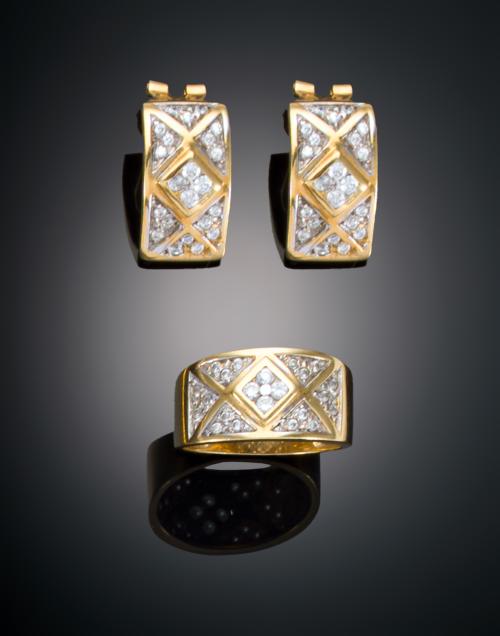 CONJUNTO FORMADO POR PENDIENTES Y SORTIJA EN DISEÑO GEOMÉTR