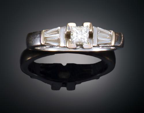 SORTIJA ESTILO ART DECÓ CON DIAMANTES EN ORO BLANCO DE 18 K