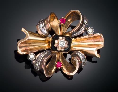 BROCHE CHAVALIER CON RUBÍES SINTÉTICOS EN ORO ROSA DE 18 K 