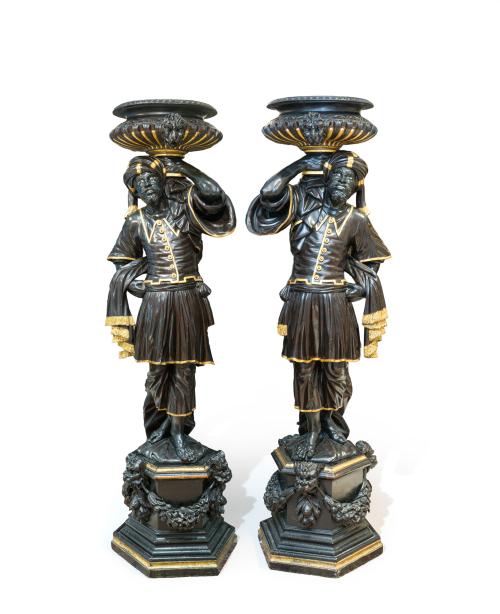 Gran pareja de "Morettos" en madera tallada, ebonizada, pin