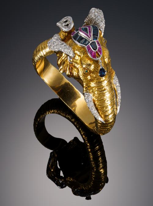 525   -  <p><span class="object_title">PULSERA RIGIDA ORO GANESHA CON BRILLANTES, ZAFIROS Y ESMERALDAS ATRIBUIDA A "LUIS GIL".</span></p>