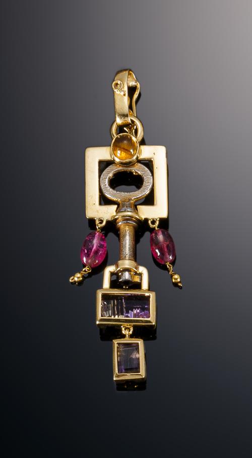 651   -  <p><span class="object_title">COLGANTE QUIRÒS LLAVE </span></p>