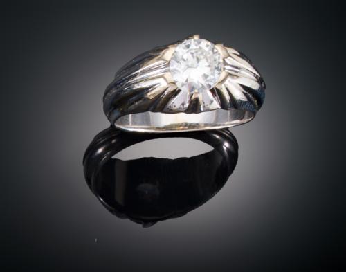 SORTIJA  SELLO GALLONADO CON DIMANTE EN ORO BLANCO DE 18 KT